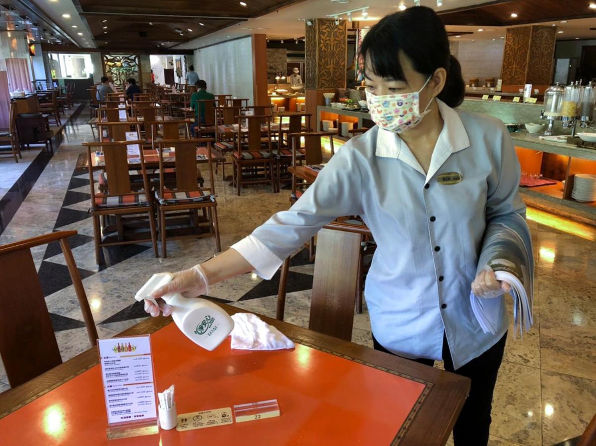 فندق رويال تشيبين Wenquan المظهر الخارجي الصورة A restaurant employee wearing a face mask and gloves in Jakarta, Indonesia