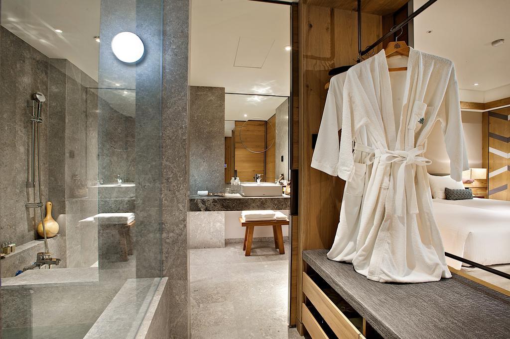 فندق رويال تشيبين Wenquan المظهر الخارجي الصورة A bathrobe hanging on a bathroom door