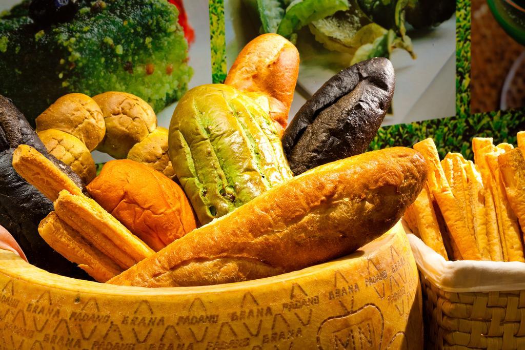 فندق رويال تشيبين Wenquan المظهر الخارجي الصورة A selection of Italian bread